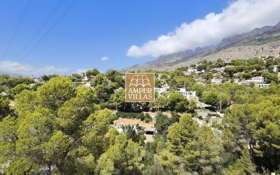 Красивая и просторная средиземноморская вилла с большими террасами.